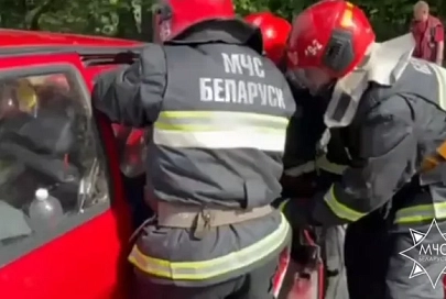 Два авто столкнулись в Рогачевском районе: спасатели деблокировали пассажира